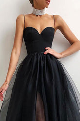 Robe de cocktail mi-longue ajustée et évasée en satin soyeux sans manches à décolleté en cœur - Noir